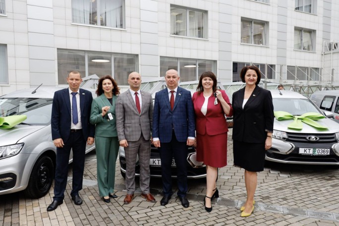 В рамках проекта «Доступная медпомощь с Беларусбанком» Мостовская ЦРБ получила новенький автомобиль