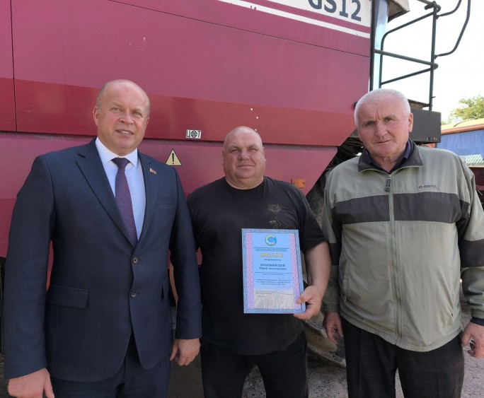 Руководство Мостовского района продолжает чествовать лучших аграриев