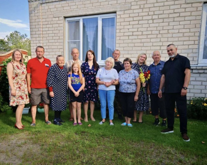 Концерт на сельской улице: жители деревень Большие и Малые Степанишки радушно встречали артистов из Мостов