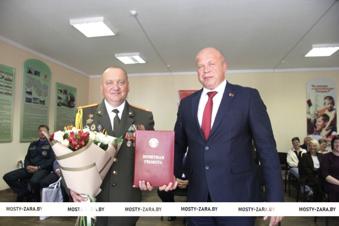 С благодарностью за службу и профессионализм. В Мостовском военкомате проводили в отставку военного комиссара Сергея Бобровского