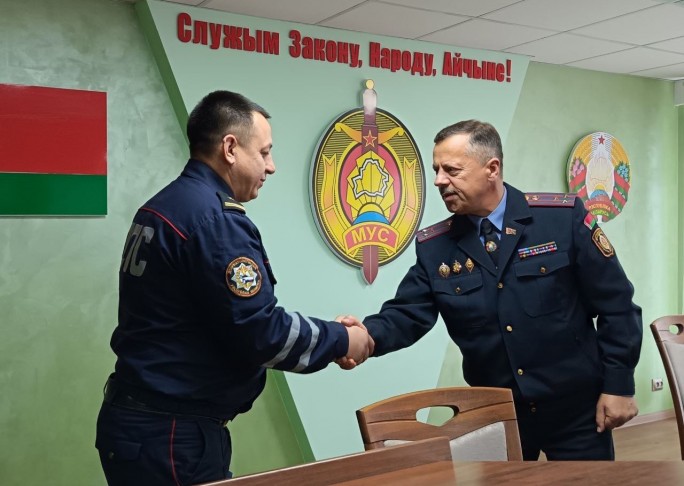 С почестями и душевными пожеланиями: в Мостовском РОВД торжественно провели на вышестоящую должность майора милиции Андрея Антоновича
