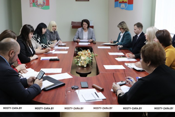 Помочь, поддержать, сделать доступным – в Мостовском райисполкоме прошло заседание совета по правам инвалидов