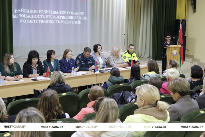 Стать своему ребёнку другом: тему безопасности детей и ответственности родителей обсудили на районном родительском собрании в Мостах