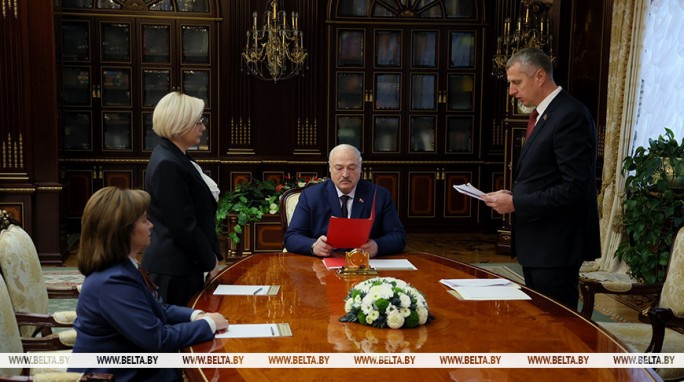 'Только вперед. Другого пути нет'. Лукашенко поручил не упустить в Беларуси отрасль легкой промышленности