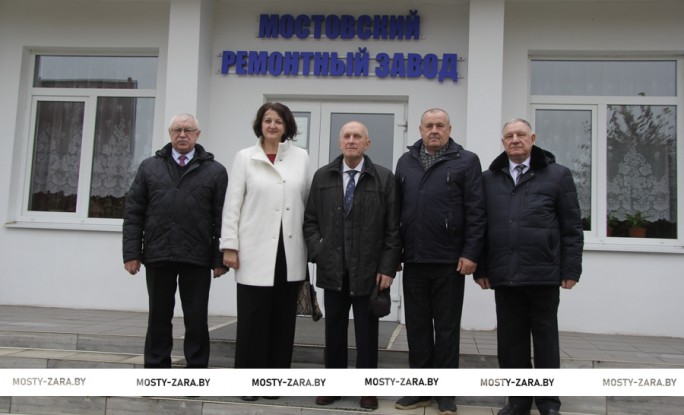 Крепкая семья, забота о ветеранах, воспитание молодёжи. Об этом говорилось на Мостовском ремонтном заводе с участием республиканской группы информирования