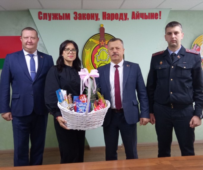Прекрасная женщина, многодетная мама, коллега – в Мостовском РОВД поздравили и вручили подарок Веронике Борисевич