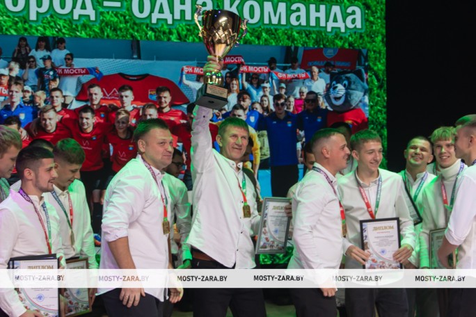 ФОТОФАКТ. В Мостах отпраздновали чемпионство местной команды по футболу