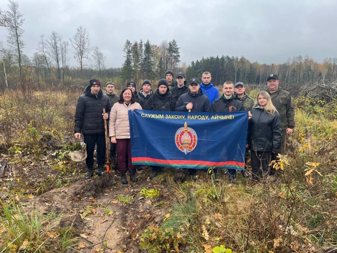 След зелёный и живой: коллектив Мостовского РОВД присоединился к республиканской акции «Дай лесу новае жыццё!»
