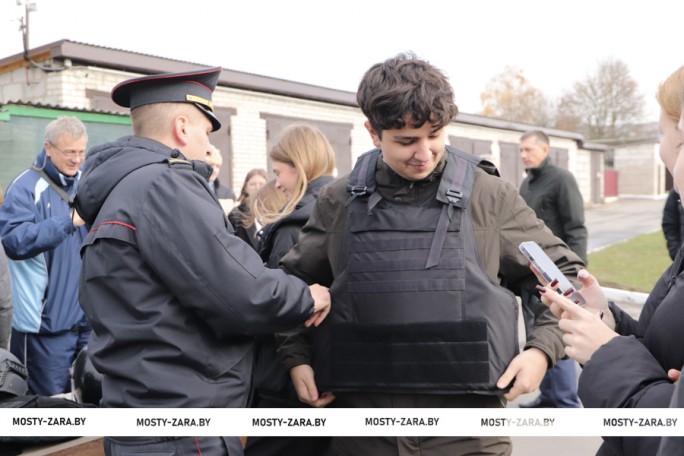 Интересно, познавательно, полезно – в Мостовском РОВД прошёл День открытых дверей для старшеклассников города