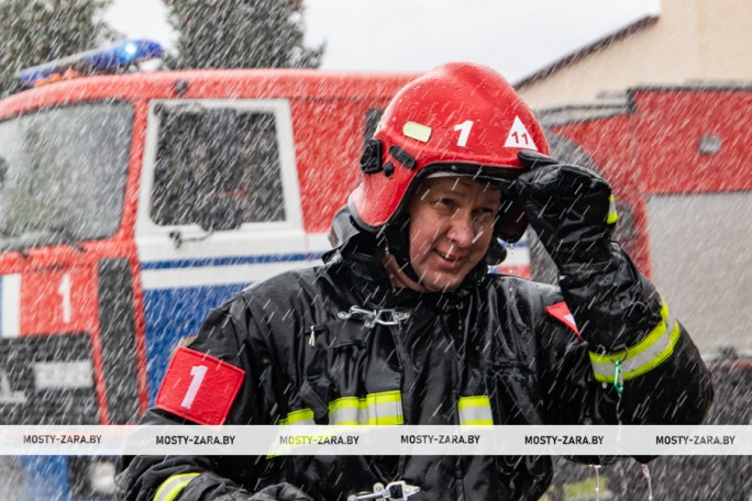 ФОТОФАКТ. В Мостах на заслуженный отдых проводили начальника РОЧС Геннадия Адамовича