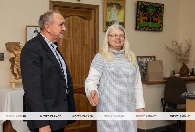 Подвластны холст, дерево и металл: в Мостах открылась персональная выставка Виктора Урбаша