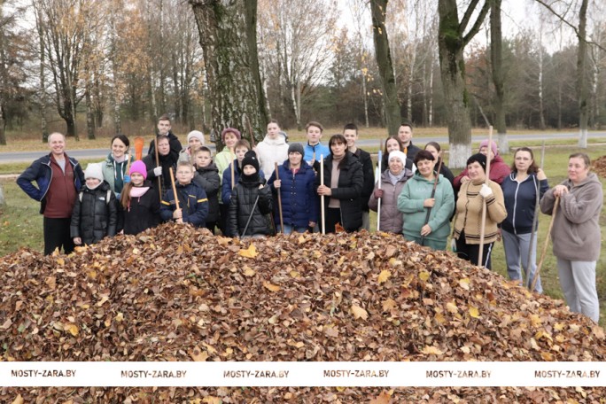 Чистота и порядок – забота общая. В Правых Мостах продолжают благоустраивать территорию агрогородка перед зимними холодами