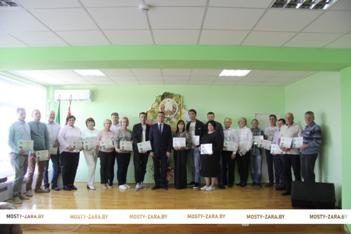 Там каждый профессионал. На ОАО «Мостовдрев» обновлена Доска почёта