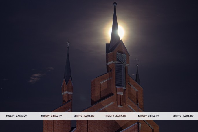 ФОТОФАКТ. 'Бобровая' луна и ноябрьский рассвет на Мостовщине