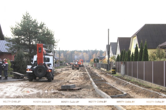 Идёт благоустройство улицы Климука в Мостах