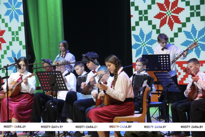 Торжественное собрание и праздничный концерт, посвящённые  Дню Октябрьской   революции, состоялись в Мостах