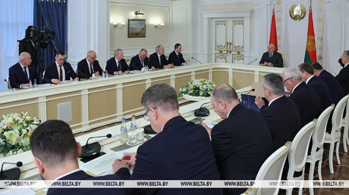 Лукашенко ответил американцам про ядерное оружие и рассказал, как будет барражировать 'Орешник'