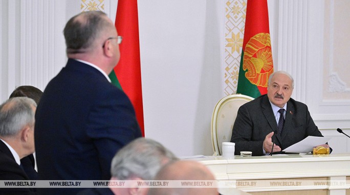 Лукашенко представили два варианта программы пятилетки, но без консенсуса. Какие вопросы ставит Президент?
