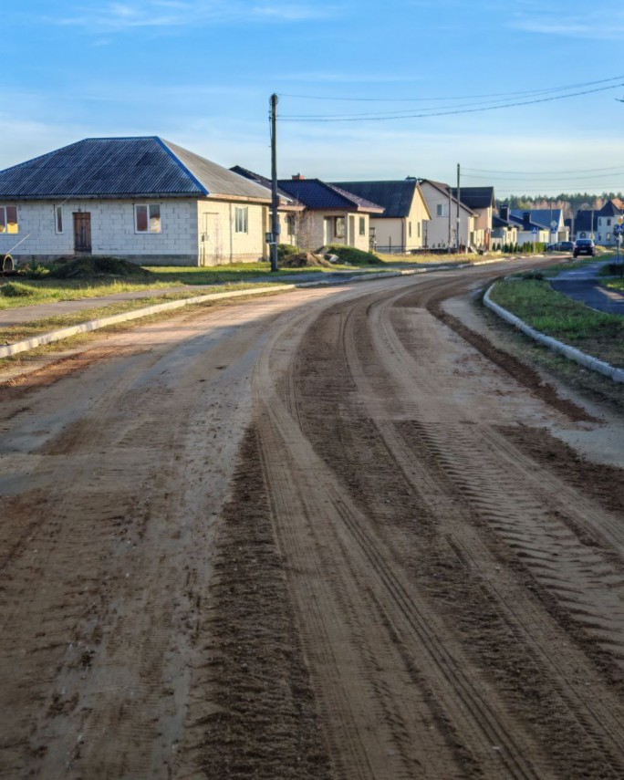 Было – ямы и выбоины, стало – ровное полотно. В кратчайшие сроки была выполнена заявка жителей улицы Лесопарковой г. Мосты