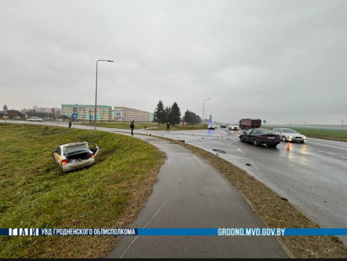 Два автомобиля столкнулись в Гродненском районе, пострадала девушка-пассажир