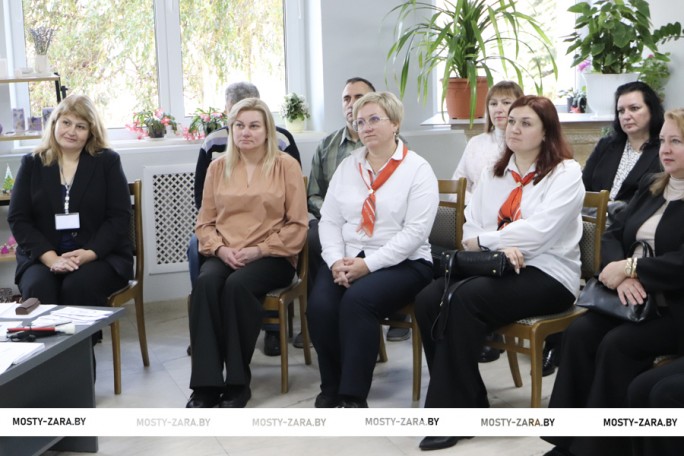 Как работает система точной навигации «Крокі на гукі» и как правильно общаться с незрячим человеком – узнали участники встречи в Мостах