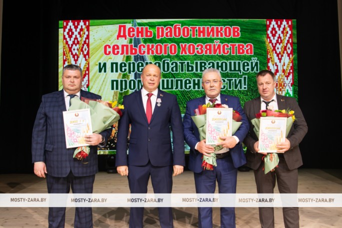 Земной поклон работникам села: в Мостах чествовали лучших представителей сельскохозяйственной отрасли