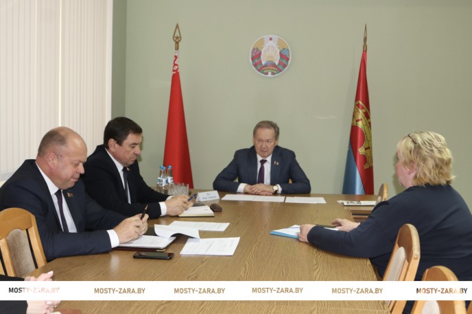 Сенатор Игорь Жук провёл приём граждан в Мостовском районе