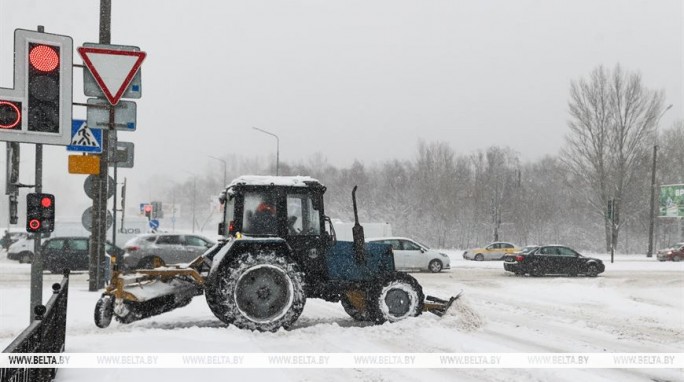 Снизить скорость, увеличить дистанцию. В МВД напомнили о правилах вождения в снегопад