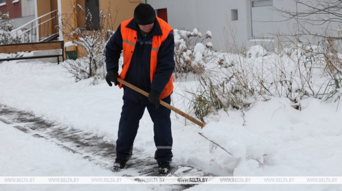 Около 3 тыс. работников ЖКХ расчищают улицы и дороги Беларуси от снега