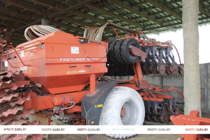 На Мостовщине ремонтируют технику и готовят основу будущему урожаю