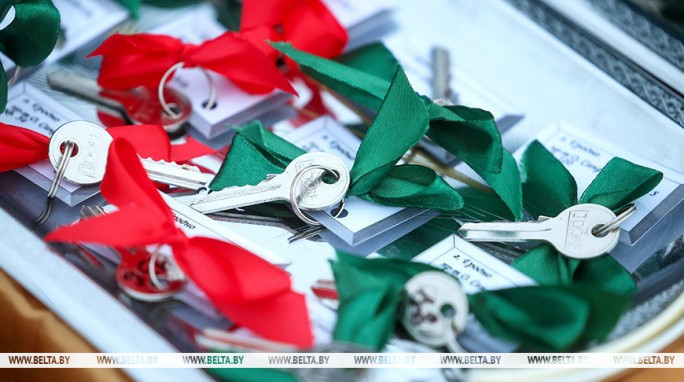 Ключи от квартир и служебных автомобилей вручили гродненским спасателям