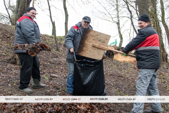 Декабрьские труды: работники Мостовского РУП ЖКХ провели очередной субботник в Мостах