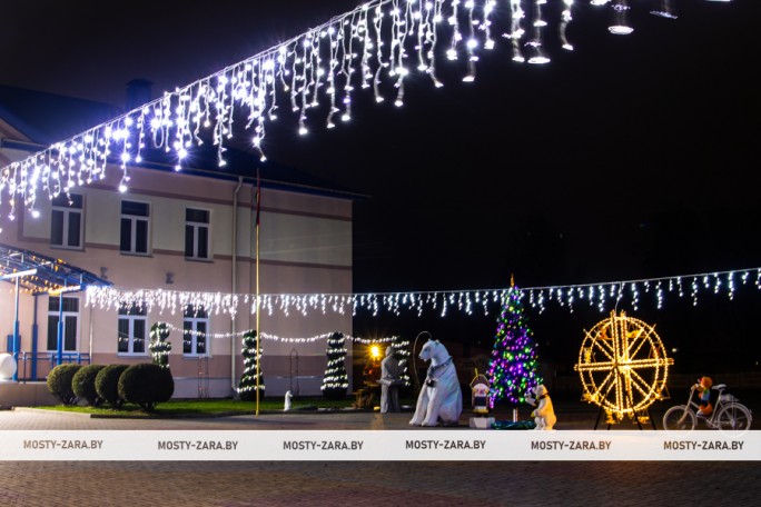 ФОТОФАКТ. Посмотрите, как украсили к Новому году СШ №2 г. Мосты