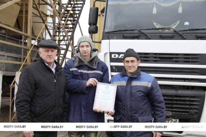 С весны до зимы в работе. Звено операторов зерносушильного комплекса из филиала «Дубно» вышло победителем районного соревнования