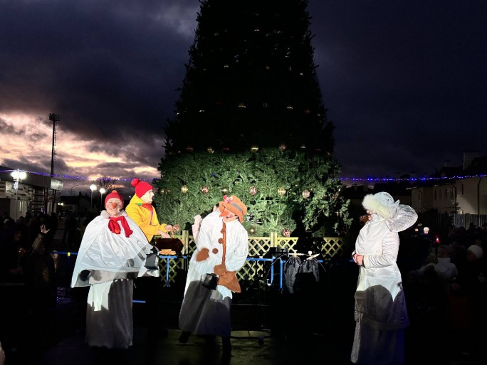 У главной елки происходит волшебство….