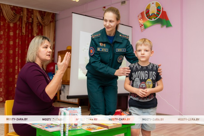 Работу пропаганды на цифры не положишь: побывали один день в компании тех, кто спасает от пожара предупредительным словом
