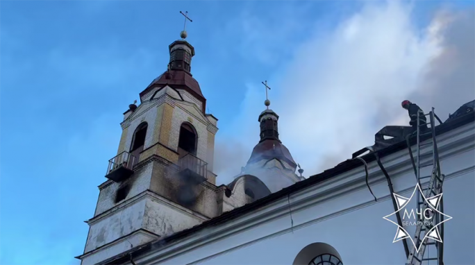 Спасатели ликвидируют пожар в костеле в Гродненском районе