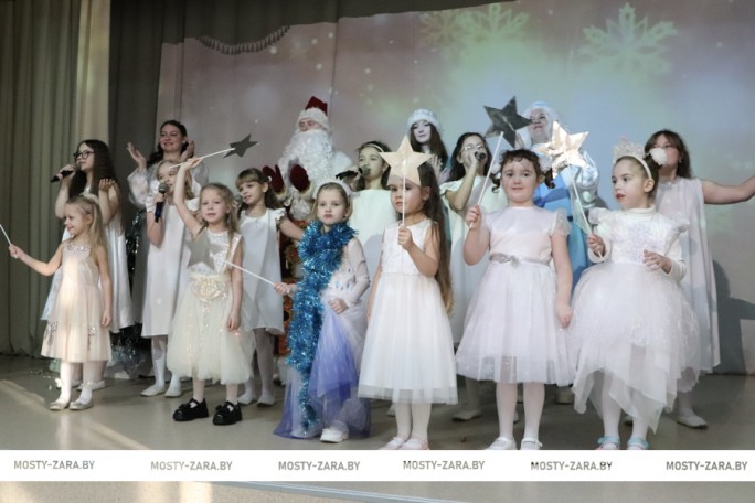 Подарить надежду и радость: в Мостах дан старт новогодней благотворительной акции «Наши дети»