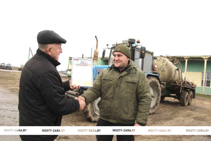 Есть 5000 тонн зерна! Комбайнер Максим Богданец из ОАО «Черлёна» стал лучшим в области