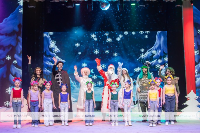 Симбиоз технологий и магии: в Мостах состоялась премьера представления «Дед Мороз и Всемирная паутина»