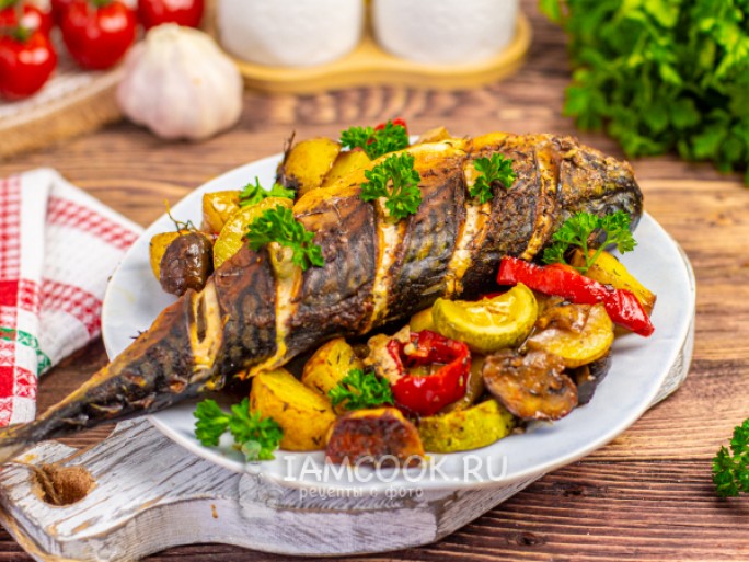 Скумбрия с картошкой и овощами