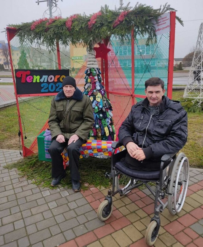 Более 200 варежек и полгода работы: тёплую ёлочку с душевным посылом изготовили сотрудники и проживающие Мостовского пансионата «Принеманье»