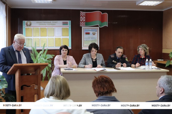 Труд – лучшая профилактика: на выездном заседании наблюдательной комиссии Мостовского райисполкома обсудили работу с не занятыми в экономике и ведущими асоциальный образ жизни