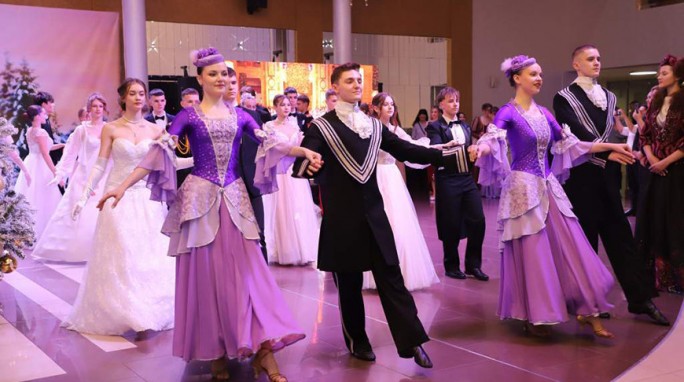 Талантливы во всем. Сорок пар юношей и девушек танцевали на областном балу для одаренной молодежи в Гродно
