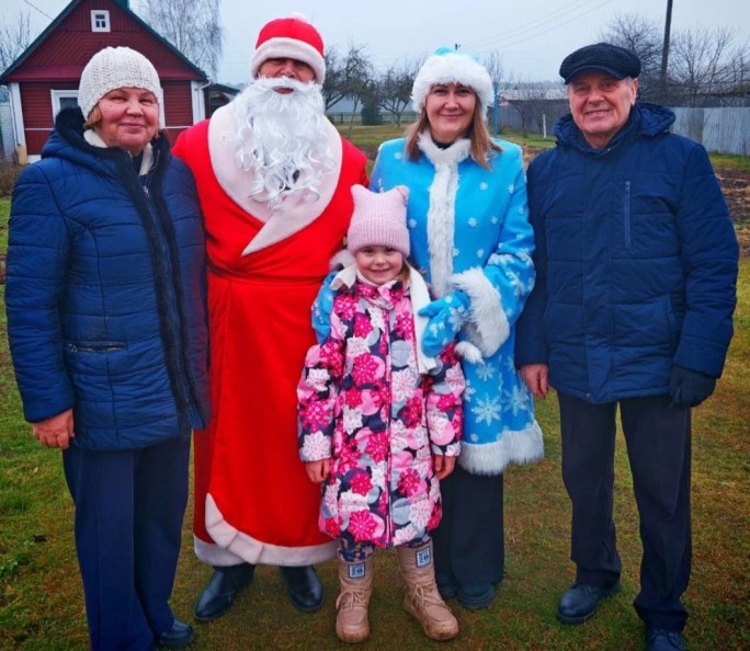 От всей души для взрослых и детей – как жители Мостовского сельсовета встречали Деда Мороза и Снегурочку