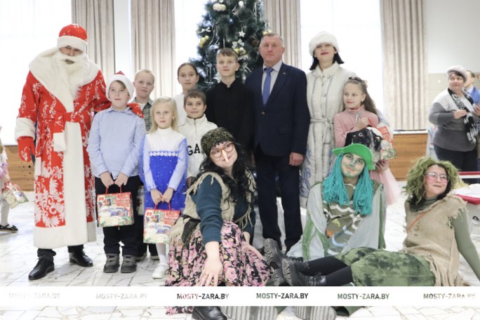 Время чудес и сюрпризов – более 60 мальчишек и девчонок Мостовского района собрала профсоюзная ёлка