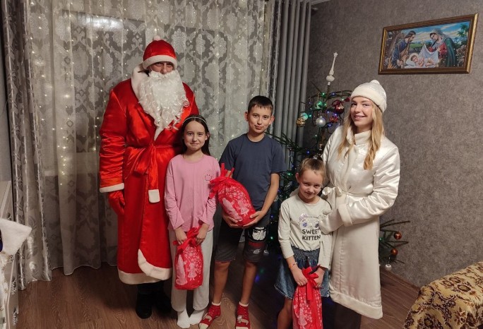 Милицейские Дед Мороз и Снегурочка... спешат с подарками к мостовским ребятишкам