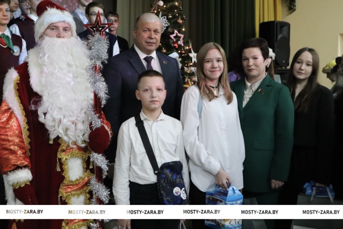 В новогоднем хороводе марафона добра «Наши дети» – талантливые и одарённые юные мостовчане