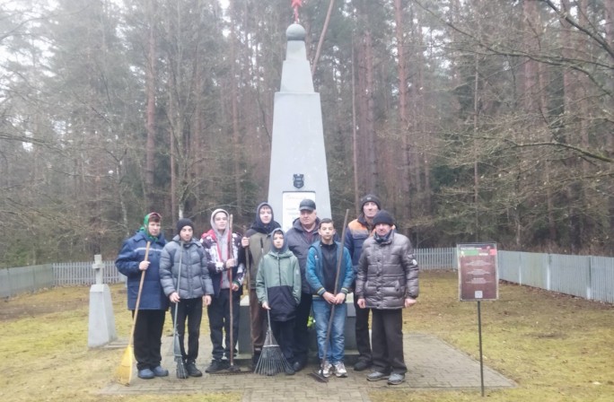 Поклонились погибшим, убрали  листву. В Куриловичском сельсовете  продолжается уборка территории  мест увековечения