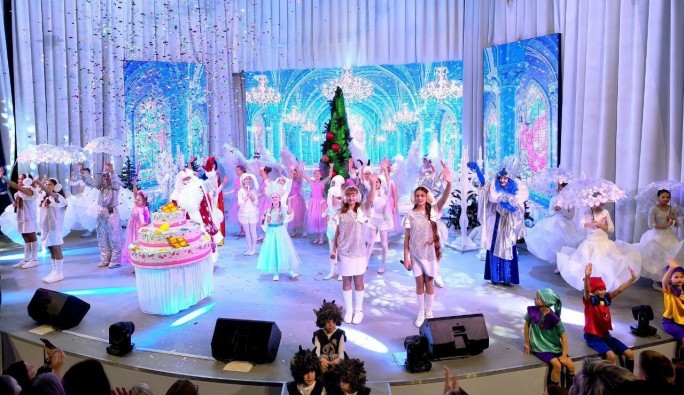 Почти два десятка мостовских мальчишек и девчонок стали участниками новогоднего представления «В Новый год – с «Белой Русью»